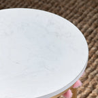 Table d'appoint en marbre avec pompons roses, 40,6 x 40,6 x 61 cm